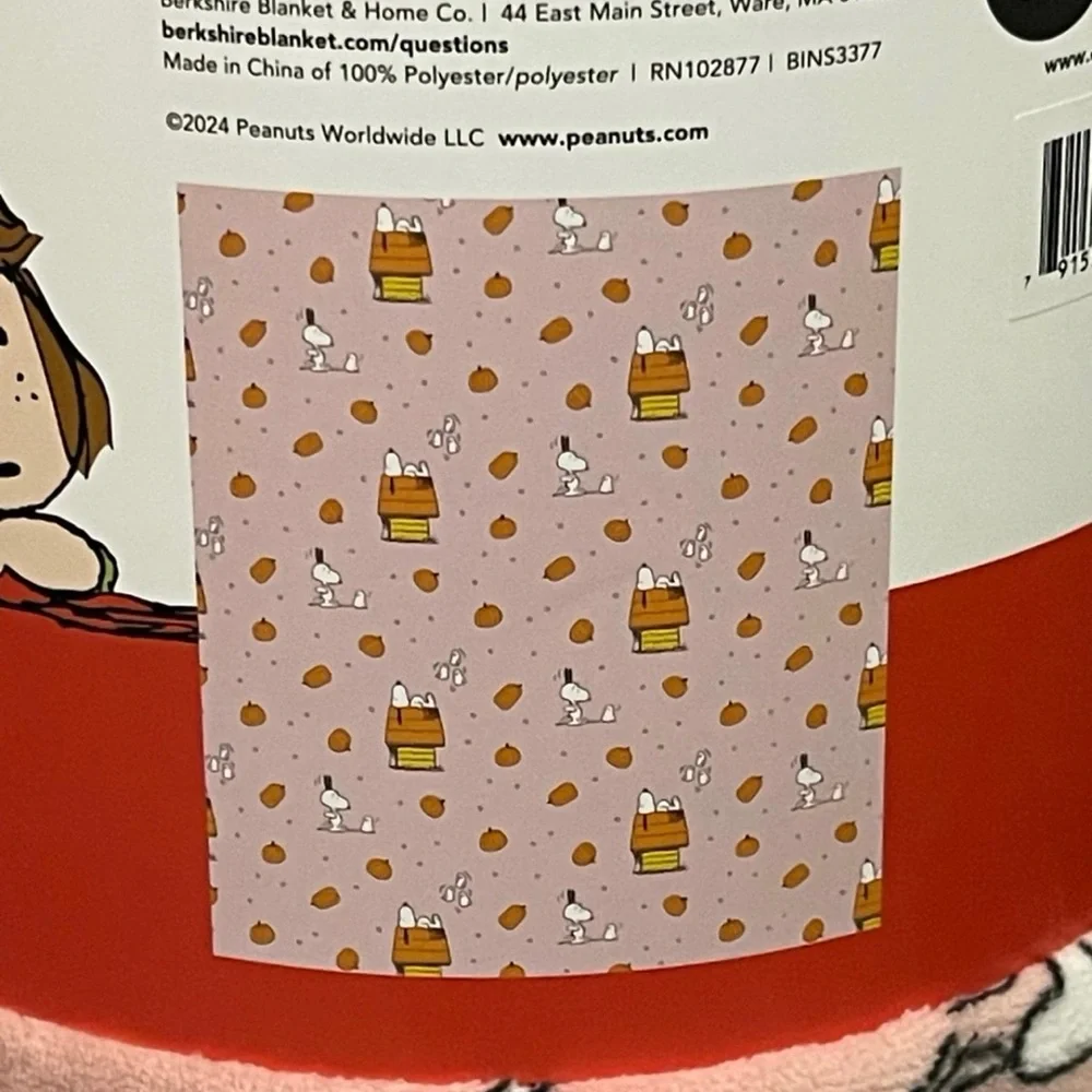Peanuts Pumpkin Dog House Plush Throw - Snoopy Pumpkin Throw